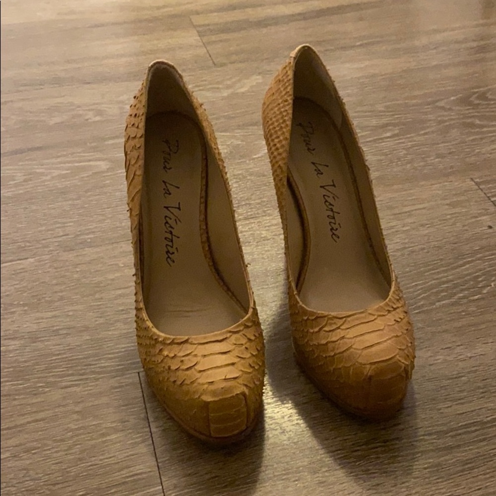 Pour La Victoire pumps